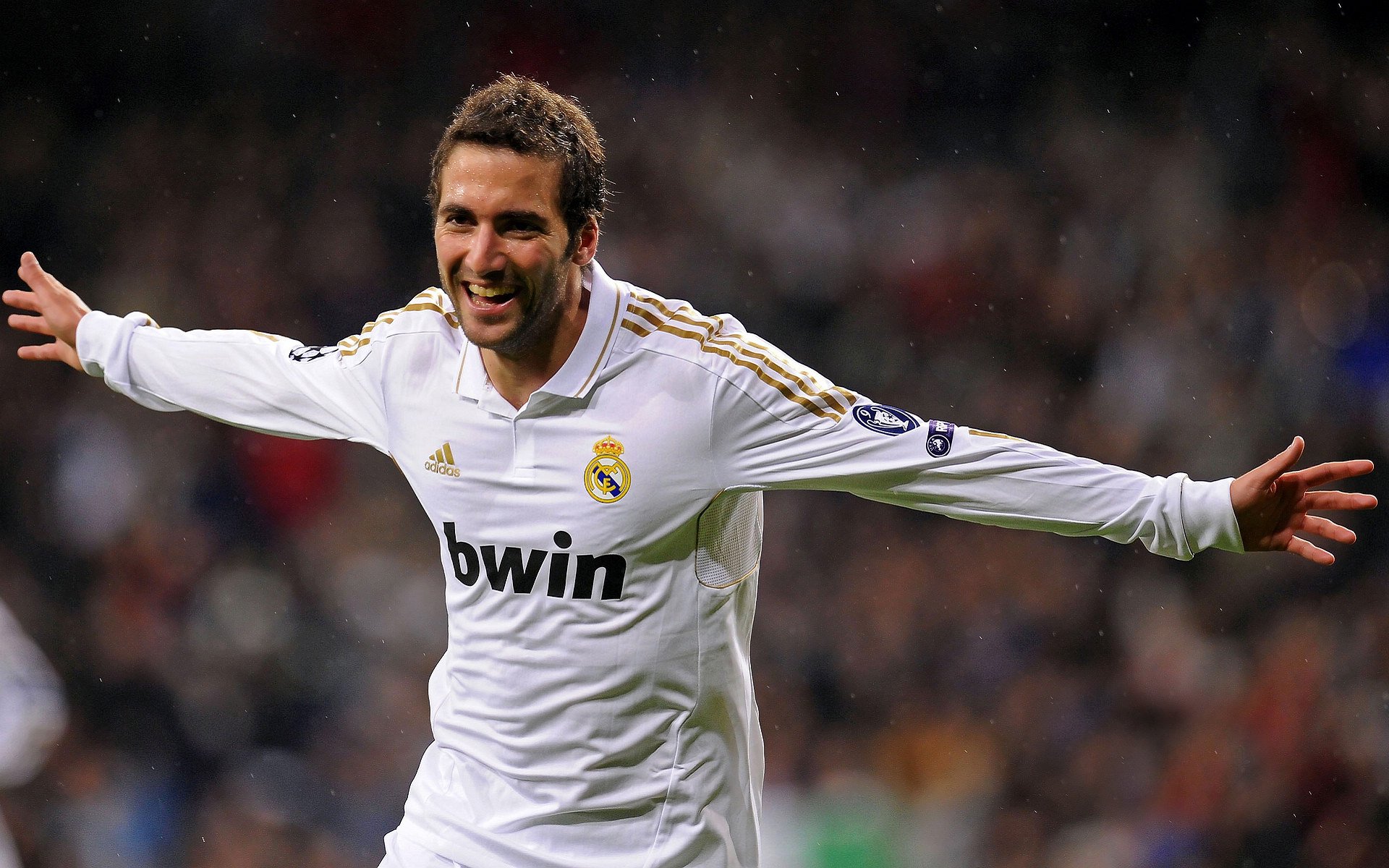 “足球+科技+文化”行业融合成果不断丰富，行业空间不断扩大，足球行业的商业模式